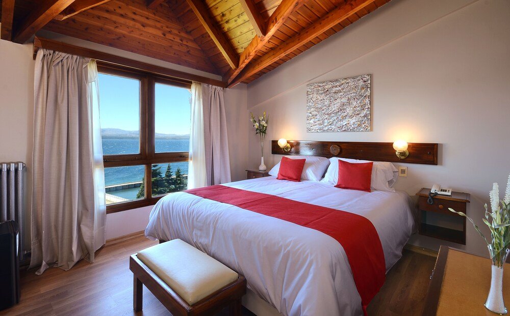 Quarto do Hotel Concorde Bariloche com cama de casal