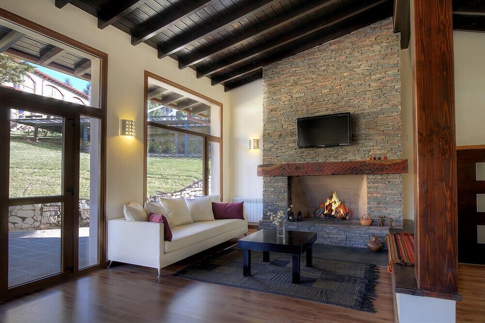 Sala de estar do Monasterio Hotel Boutique em Bariloche